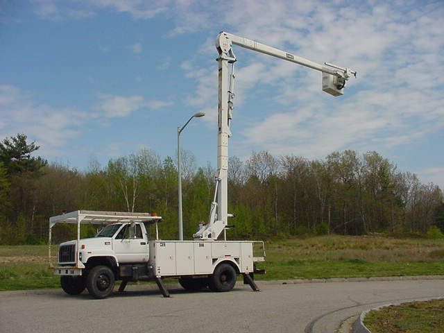 HIGH RANGER 60 WK HT REAR MOUNT BUCKET TRUCK 6 CYL CAT DIESEL AUTO A 