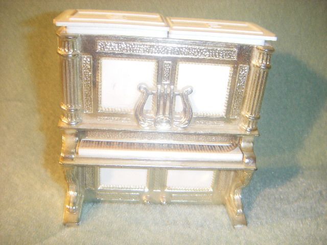 VINTAGE PIANO W/ POP UP SALT PEPPER SHAKERS BROOKLYN NY  