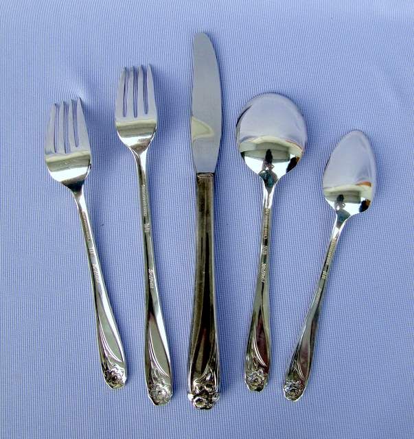   Rogers pattern DAFFODIL,1950 silverplate serves 8 Superb  